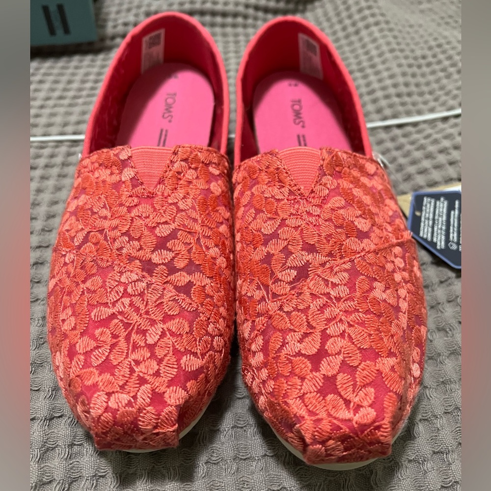NWT fuscia floral lace TOMS